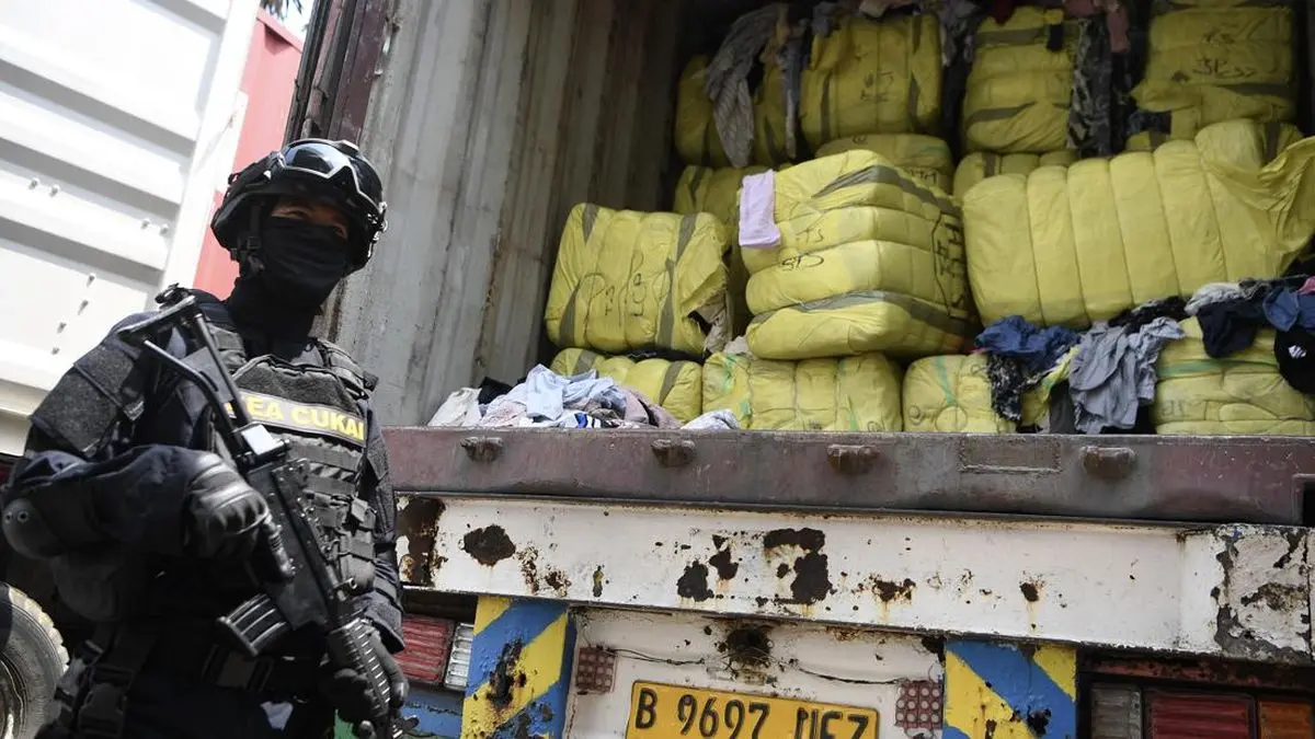 Bareskrim Bongkar Impor 1.257 Balpres Pakaian Bekas di Subang