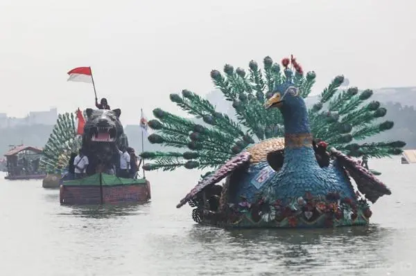 Unik! 43 Perahu Hias dari Limbah Plastik Berlayar di Danau Sunter