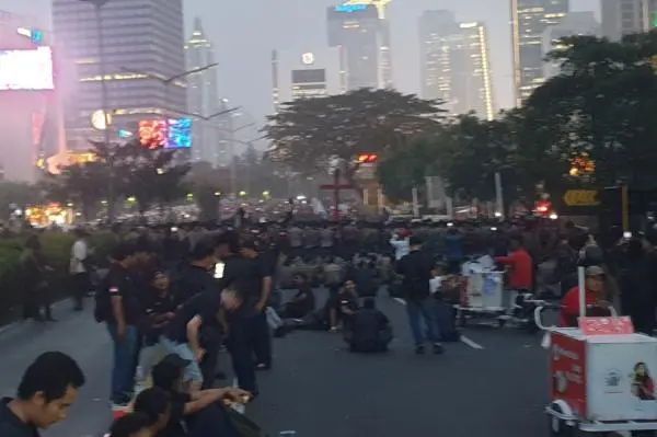 Gerimis Tak Surutkan Aksi Demo Mahasiswa, Polisi Masih Sekat Jalan ke Bundaran HI