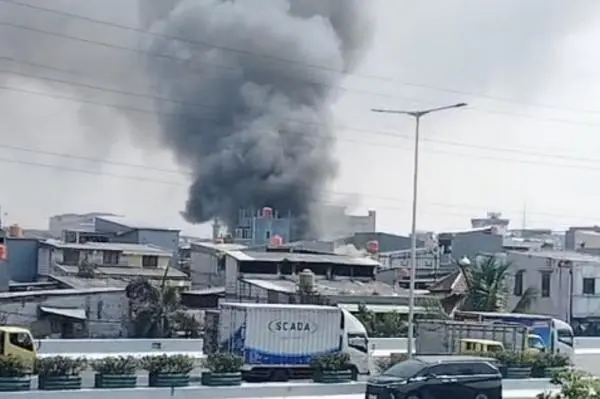 Rumah di Penjaringan Jakut Kebakaran, 1 Petugas Damkar Luka Tertimpa Reruntuhan Tembok
