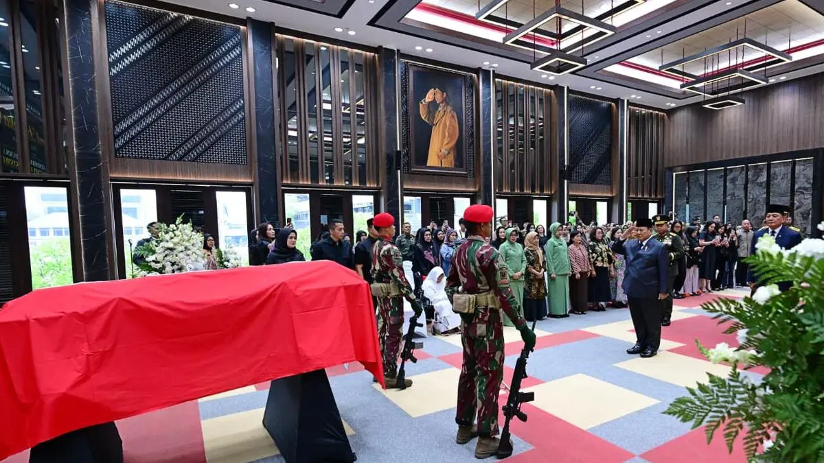 Momen Prabowo Beri Hormat Terakhir ke Almarhum Subagyo HS