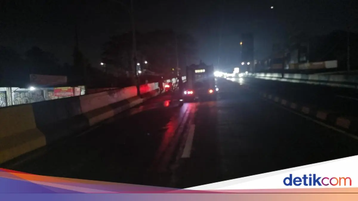 Oli Tumpah di Flyover Gaplek Tangsel, Motor Jatuh Bergelimpangan
