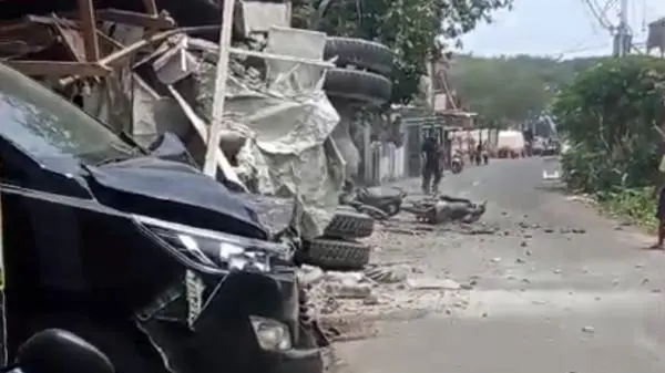 Truk Molen Rem Blong Tabrak 2 Kendaraan dan Toko Fotokopi di Ternate, Mahasiswi Tewas