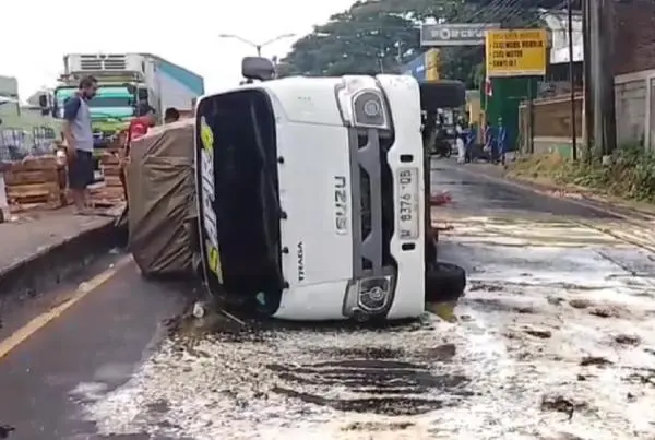 Kecelakaan Truk Angkut Telur Terguling gegara Hindari Pemotor di Pasuruan, Lalin Macet