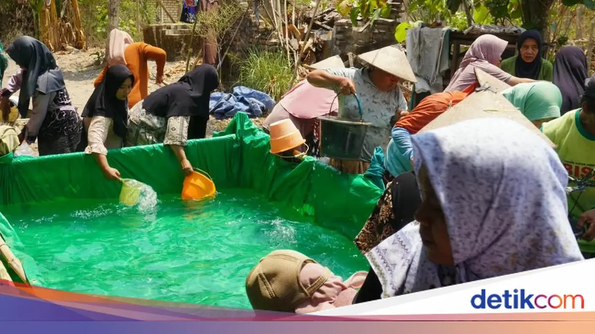 Legislator Gerindra Salurkan Bantuan Air Bersih untuk Warga Jatisari Tuban