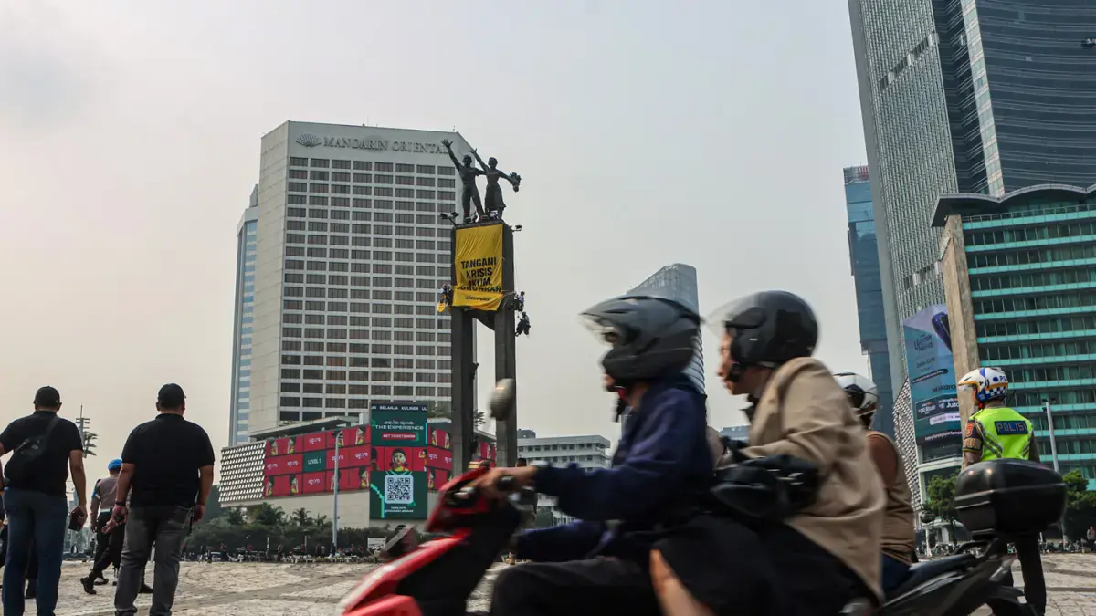 Bentangkan Spanduk Raksasa di Bundaran HI, Enam Aktivis Greenpeace Dibawa ke Polda Metro Jaya