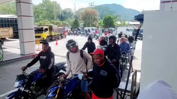 Pasokan BBM Terlambat, Antrean Kendaraan di SPBU Flores Mengular hingga 1 Km