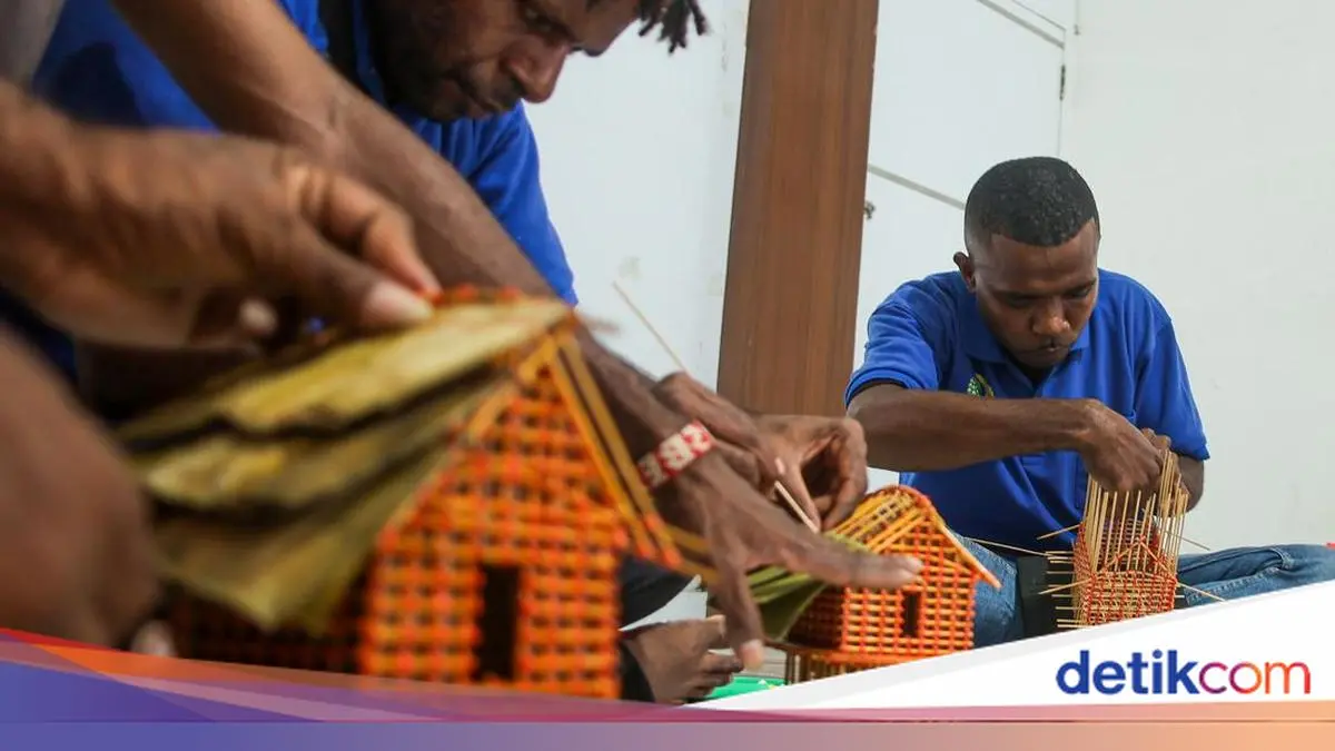 Warga Binaan Asah Keterampilan Lewat Kerajinan Miniatur Rumah Adat Kaki Seribu