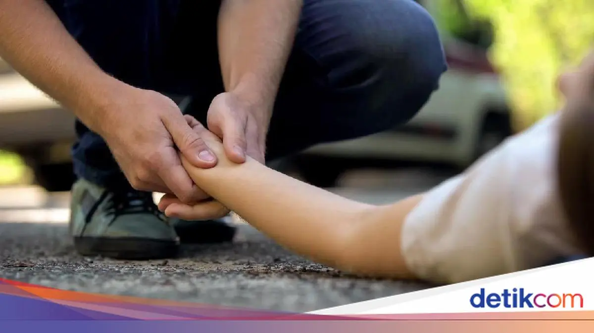 Pemotor Wanita Tergeletak di Jalanan Bogor Usai Senggolan dengan Motor Lain