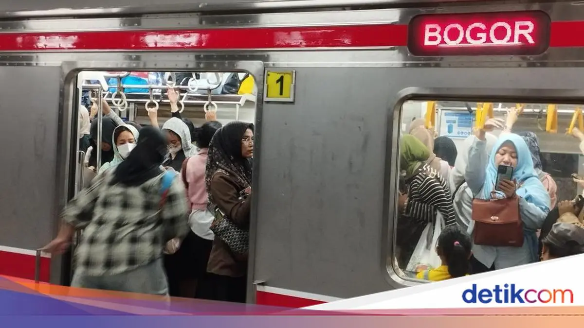 KRL Tukar Rangkaian, Anker Bogor Red Line Menumpuk di Stasiun Manggarai