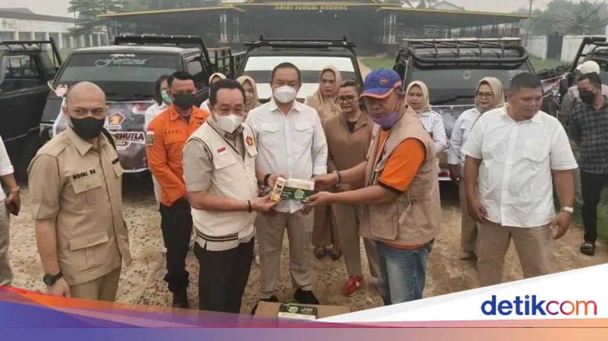 Legislator Gerindra Salurkan Bantuan ke Warga Ketapang Terdampak Karhutla