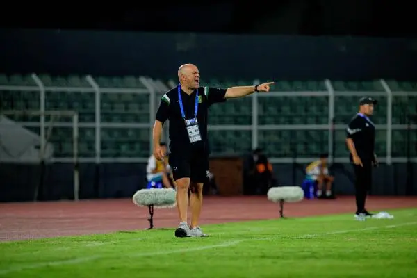 Bernardo Tavares Frustrasi usai Persebaya Kalah dari PSM Makassar, Singgung 2 Penalti Gagal!