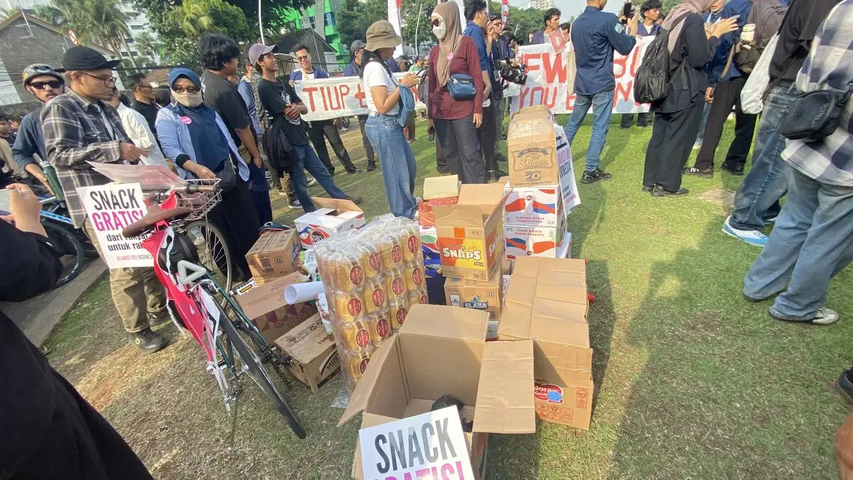 Warga Bagikan Makanan Gratis untuk Mahasiswa Demo di Tugu Tani