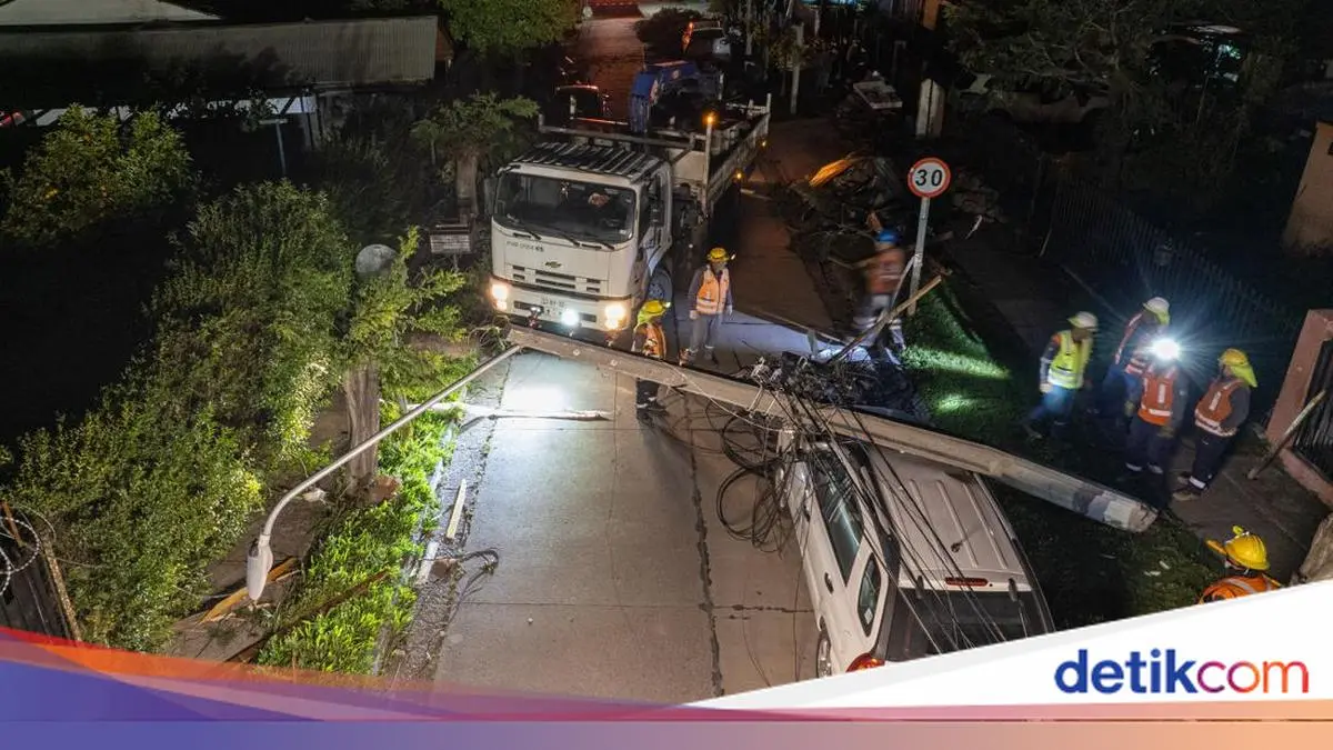 Puing Berserakan Usai Tornado Menerjang Wilayah Chile