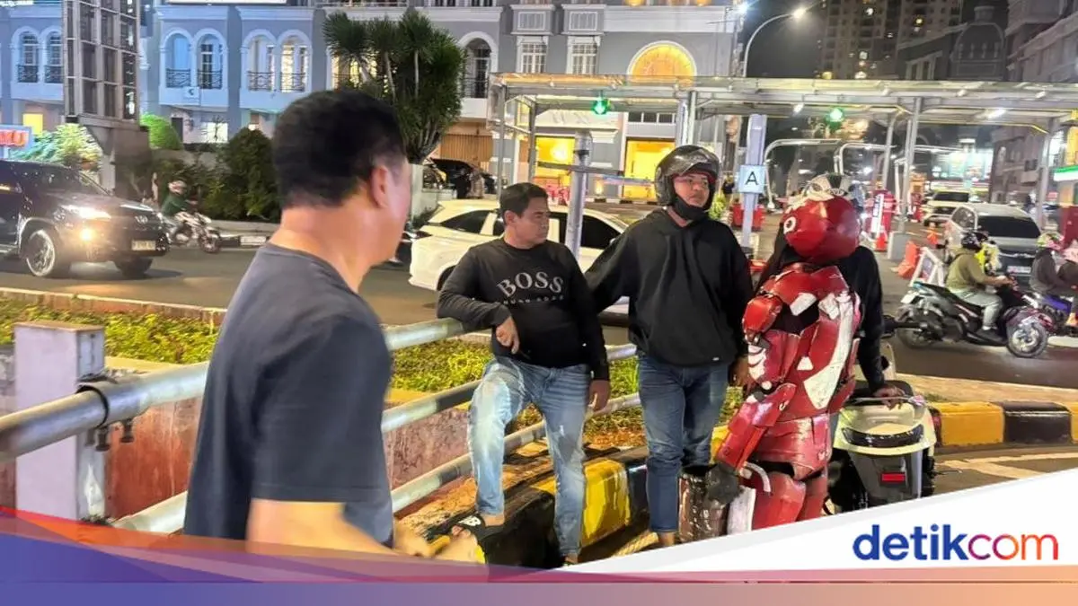 Viral 'Iron Man' Lerai Cekcok Sopir Taksi di Jalanan Kelapa Gading