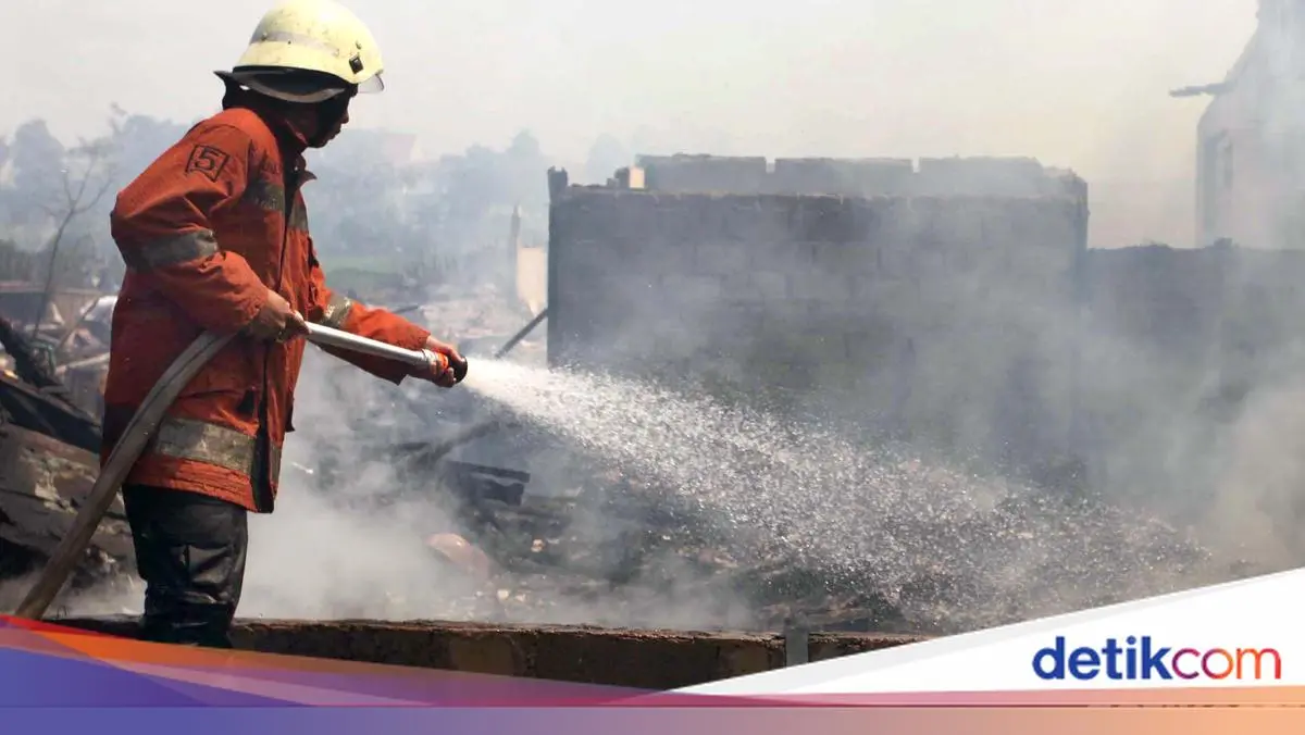 110 Personel Damkar Dikerahkan Padamkan Kebakaran di Tamansari