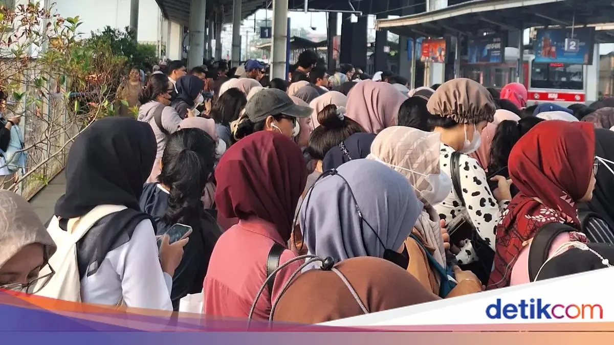 Imbas 7 Kereta Dibatalkan, Anker Curhat Kaki Berjinjit sampai Gak Napak di KRL