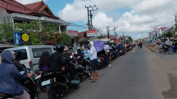 Pasokan BBM Belum Normal, Antrean Panjang Masih Terjadi di SPBU Jembrana