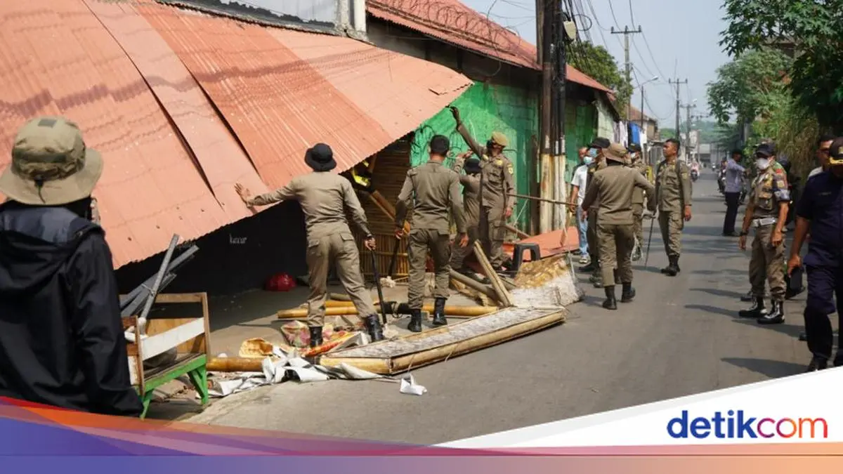 Puluhan Lapak PKL di Parung Bogor Dibongkar, Pedagang Sempat Menolak