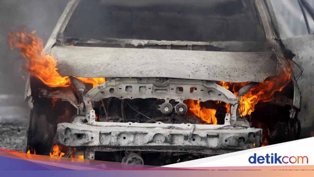 Mobil Jeep Terbakar di Parkiran Mal Jaksel, Diduga karena Bocor Selang Bensin