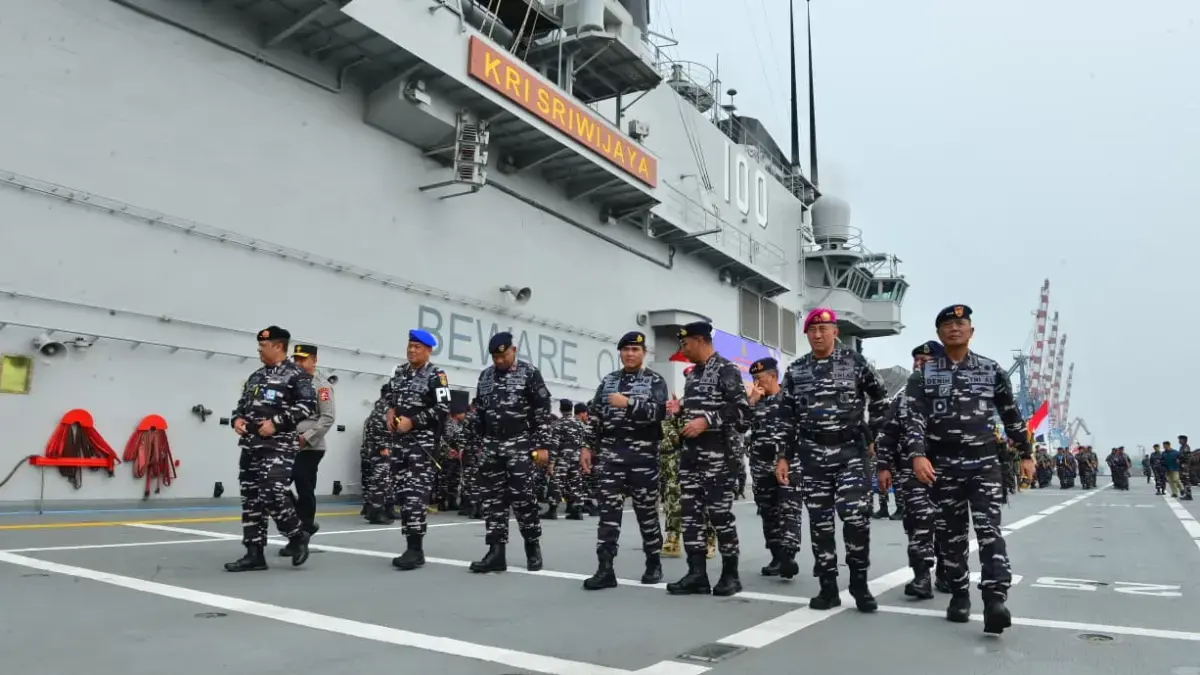 Peringati Sumpah Pemuda di Atas Kapal Induk Sriwijaya, TNI AL Beri Penghargaan kepada Prajurit