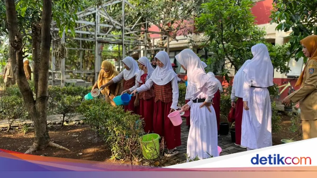 Polri Kenalkan Green Policing di SD Depok, Ajak Siswa Tanam Pohon