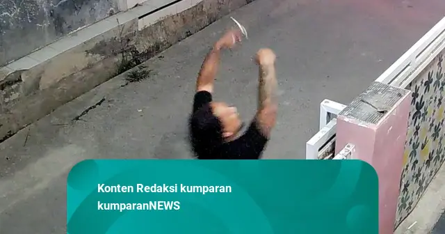 Rumah Warga di Cikampek Disatroni Preman, Pagar Digedor-Gedor Parang