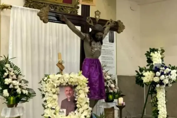 Pastor Tewas Tertimpa Salib saat Pimpin Misa, Disiarkan Langsung di Media Sosial