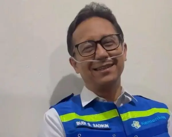 Viral Foto Menkes Budi Pakai Tabung Oksigen di Kalteng, Begini Faktanya