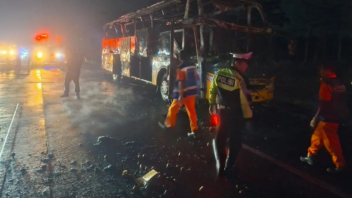 Bus Tunggal Dara Terbakar di Tol Semarang, Dalam Sekejap Tinggal Rangka