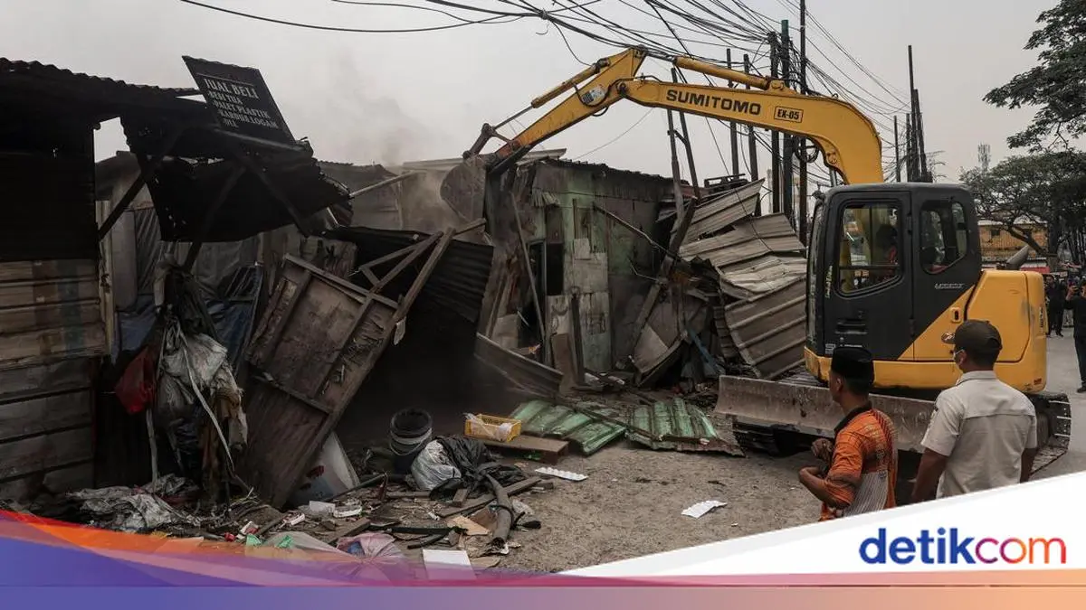Penertiban Bangunan Liar di Ruas Tol Jakarta-Cikampek
