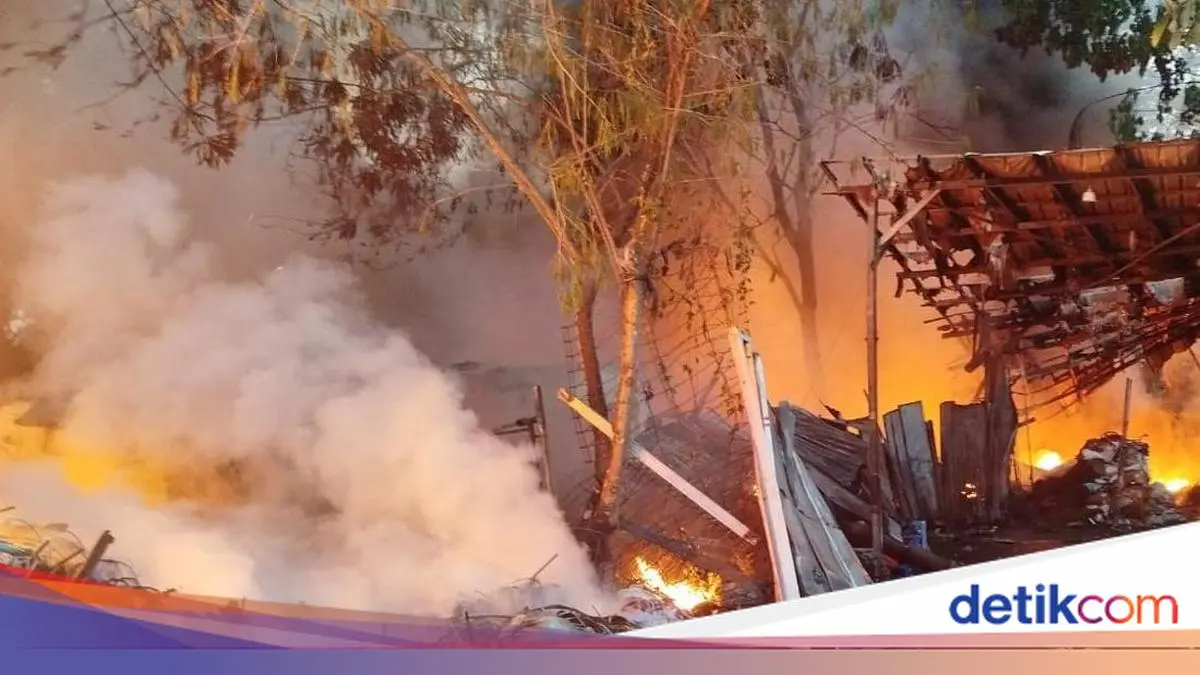 Lapak Rongsok di Bogor Kebakaran, Api Padam Setelah 8 Jam Penanganan