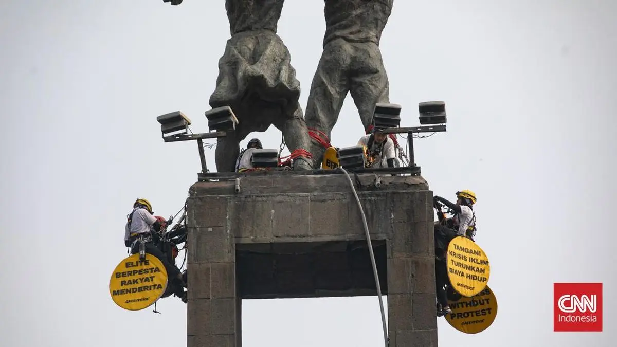 Polisi Evakuasi Enam Aktivis Greenpeace Pasang Spanduk di Bundaran HI