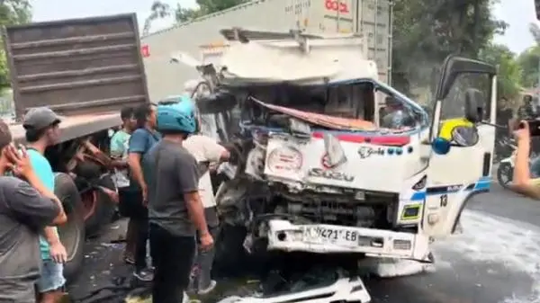 Kecelakaan 2 Truk dan Motor di Mojokerto, Sopir Terjepit hingga Patah Kaki