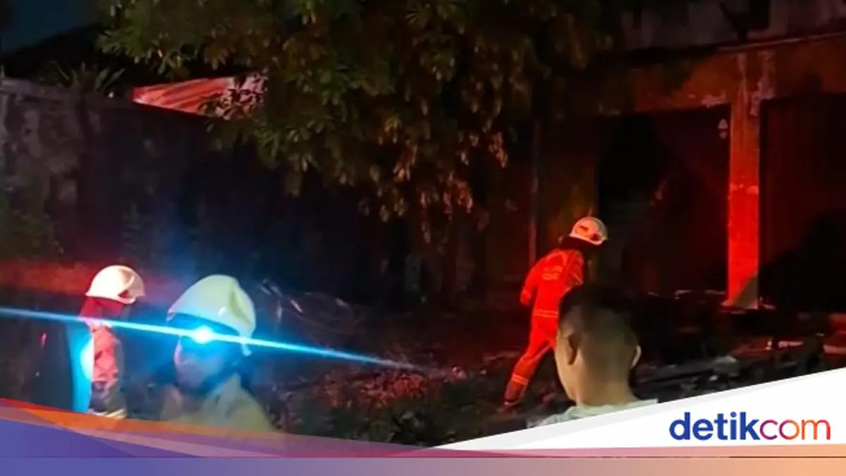 Tumpukan Sampah Depan Ruko Bintaro Jaksel Terbakar, 3 Mobil Damkar Dikerahkan