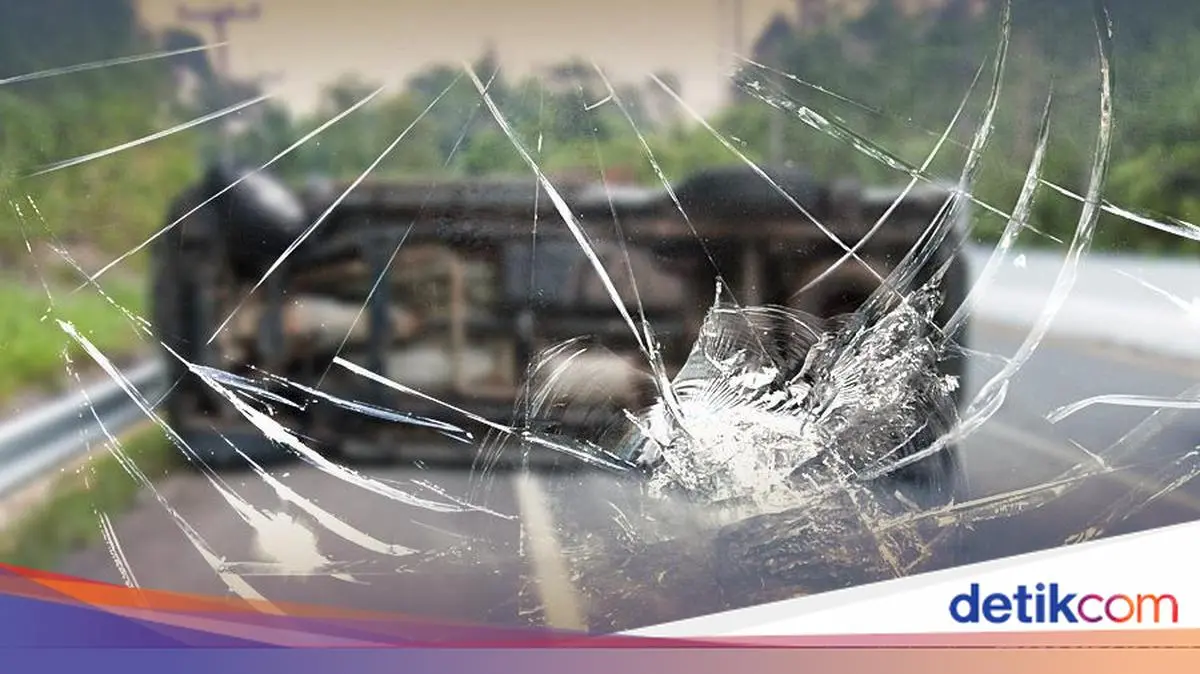 Truk Angkut Tanah Terguling dan Timpa Pemotor di Jakpus, Korban Dibawa ke RS