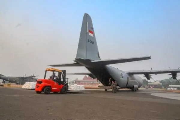TNI Kerahkan 3 Pesawat Cassa untuk Modifikasi Cuaca di Kalsel, Bawa 2,4 Ton Dry Ice