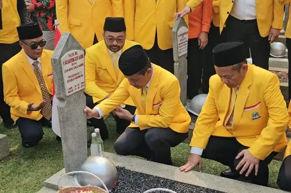 Bahlil Pimpin Golkar Ziarah ke TMP Kalibata, Tabur Bunga di Makam BJ Habibie