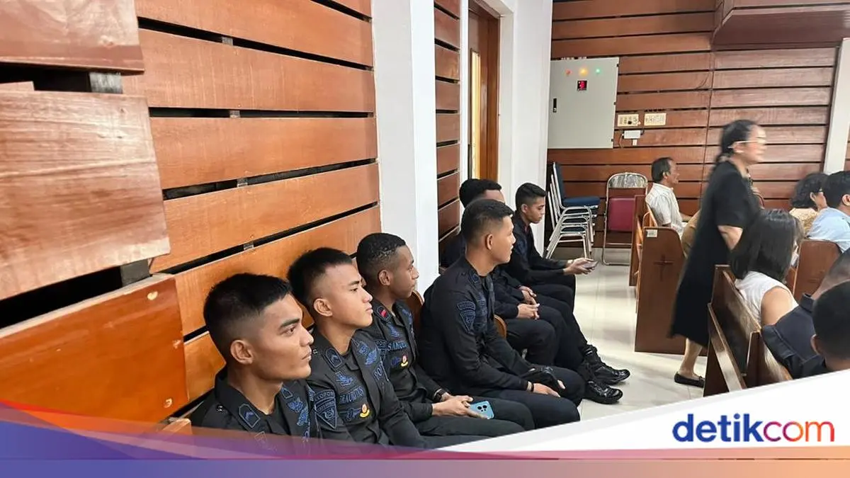 Pererat Hubungan, Brimob Ikuti Ibadah Bersama Masyarakat di Gereja Pasar Minggu