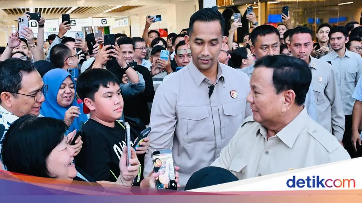 Prabowo Pulang dari Bandung Naik Whoosh, Sapa dan Foto Bareng Warga di Halim