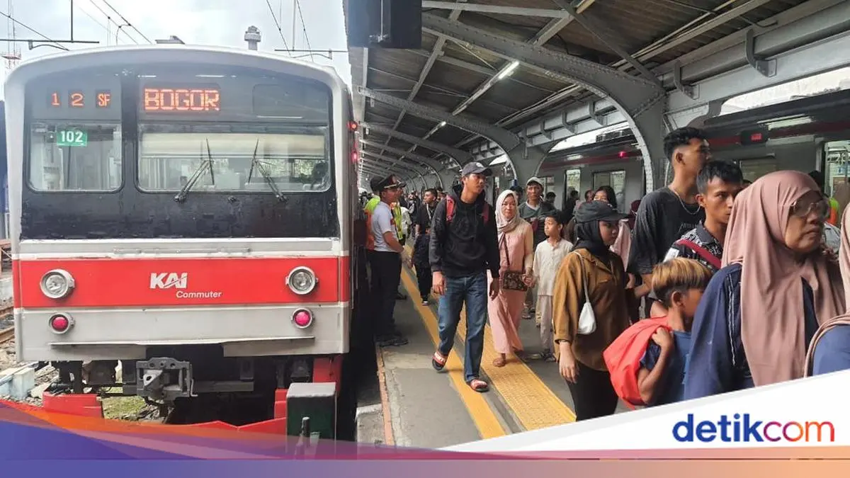 Eskalator Stasiun Sudirman Diperbaiki, Antrean Penumpang Mengular