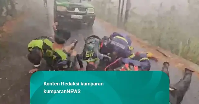 Sujud Syukur Relawan Karhutla di Banjar saat Hujan Turun Usai Hampir 5 Bulan