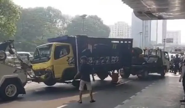 Bikin Cawang Macet Horor, Truk Tabrak Separator Busway Dievakuasi