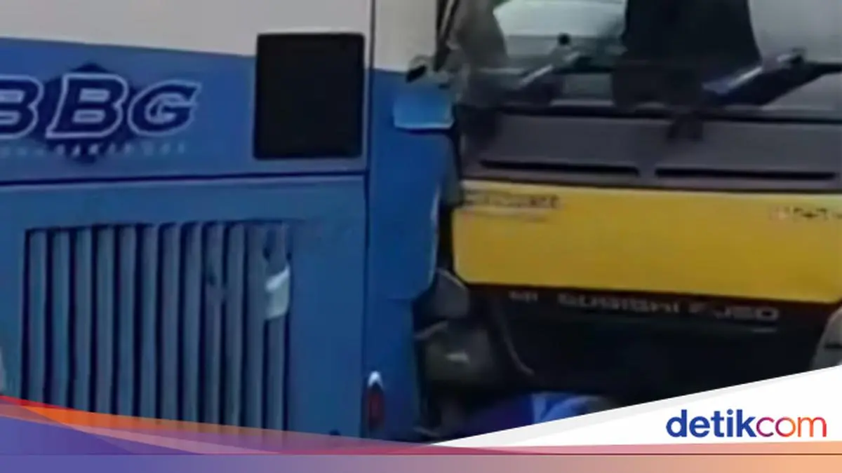 Truk Air Tabrak TransJ Koridor 9 di Pancoran, Polisi Temukan Bong Sabu