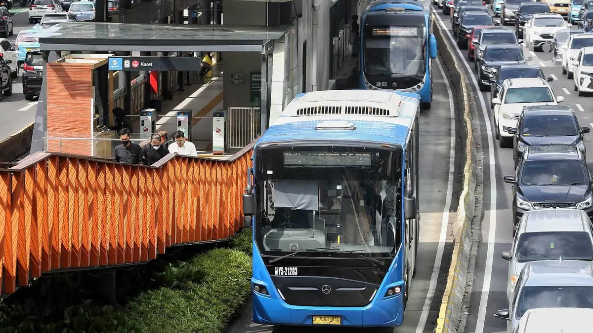 Penumpang BAB di Bus Transjakarta Rute Tebet-Kuningan