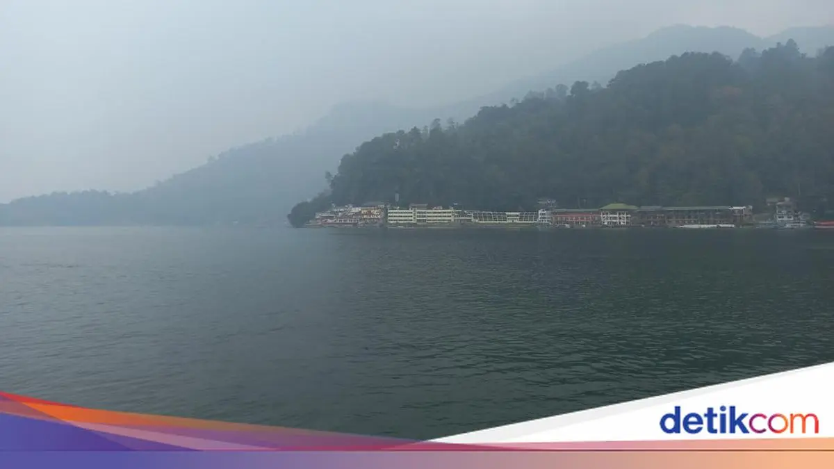 Kawasan Danau Toba Diselimuti Asap Karhutla, Jarak Pandang Maksimal 3 Km