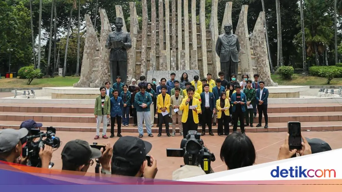 Potret Mahasiswa Gelar Mimbar Bebas di Tugu Proklamasi