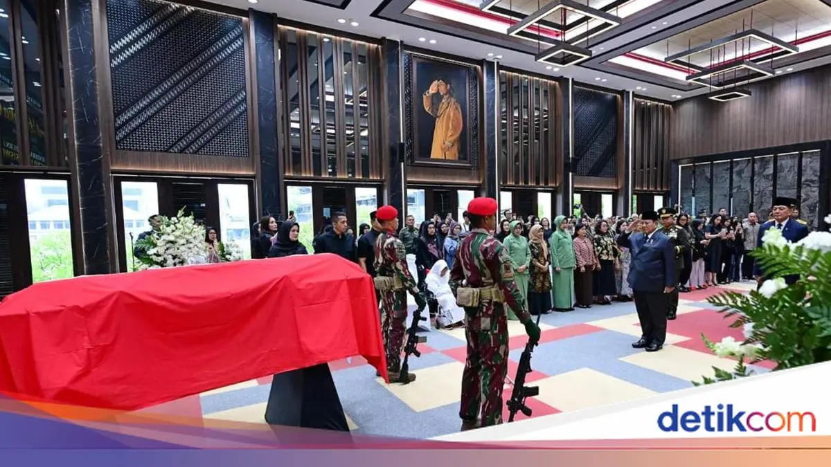 Prabowo Beri Penghormatan Terakhir untuk Mantan KSAD Subagyo HS di Mabesad