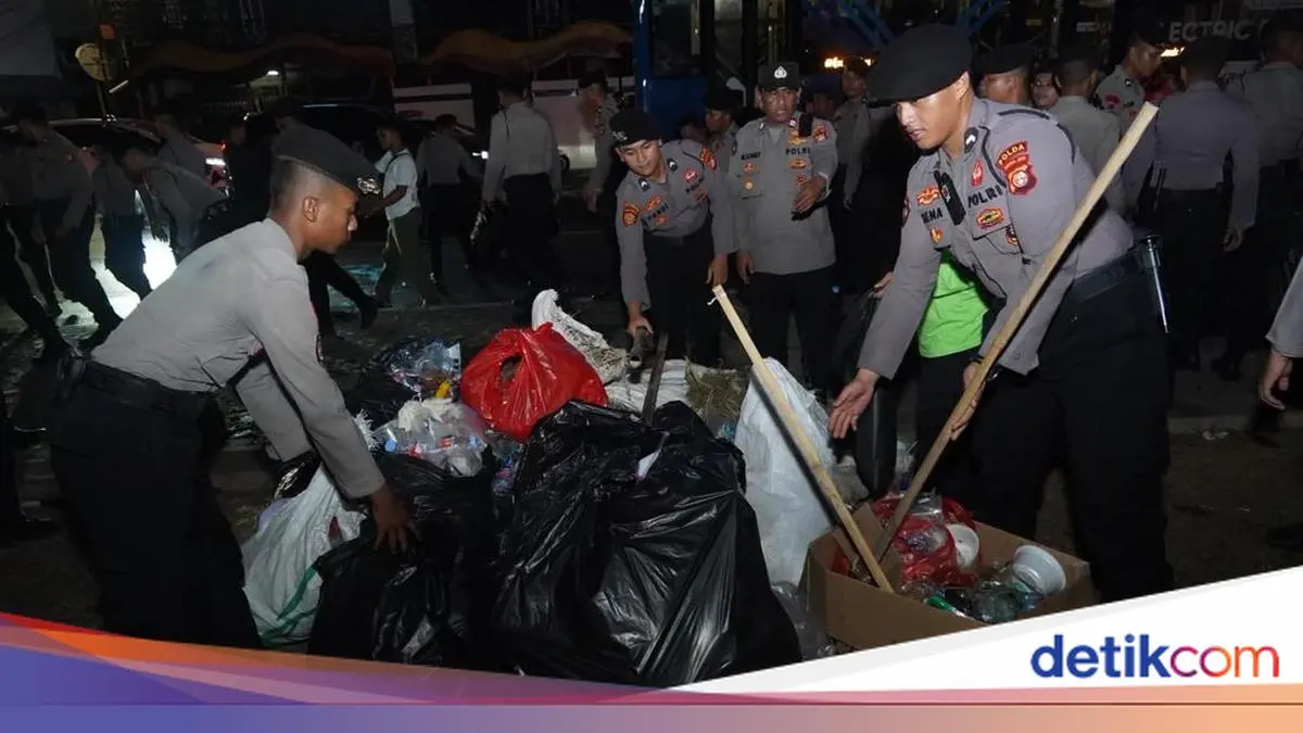 TNI-Polri Bantu Bersihkan Sampah Usai Ada Aksi di Jakpus
