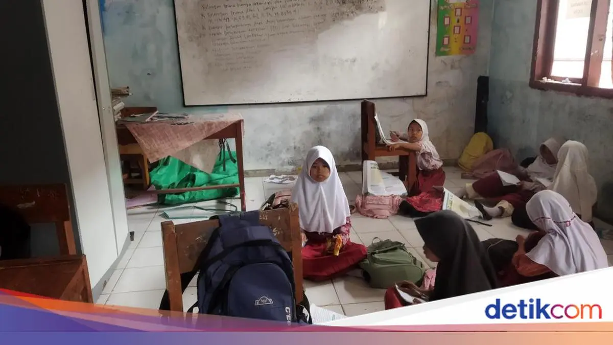 Kekurangan Kelas, Siswa SD di Pandeglang Belajar di Mushola dan Perpustakaan